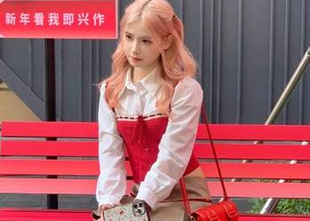 “91吃瓜”链接到今天的黑料，全网公敌，里面可精彩得很哦！
