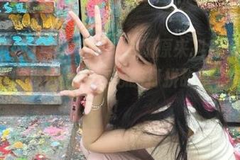 登录之后，发现原来抖音网红也会在“吃瓜网”分享心酸打拼故事，感人呐！