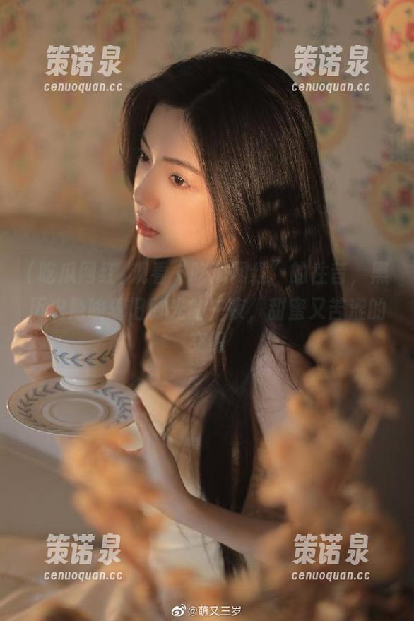 观看“吃瓜网红”的往昔,黑历史隐喻着旧时光的午夜,甜蜜又苦涩的交织-策诺泉 观看“吃瓜网红”的往昔,黑历史隐喻着旧时光的午夜,甜蜜又苦涩的交织-策诺泉