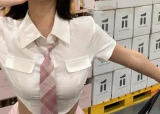 推开黑料网发布的在线看窗口，让我在沙发上撑爆了！
